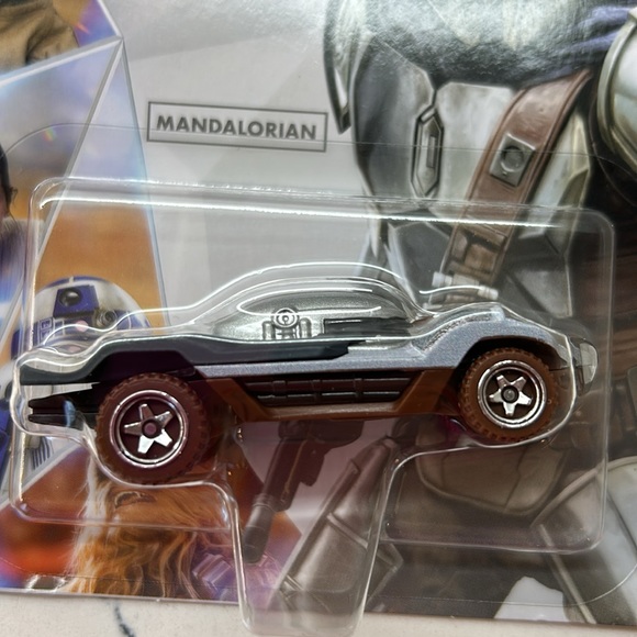 Hot Wheels Disney 100 Yoda and Mandalorian Cars - Picture 5 of 6